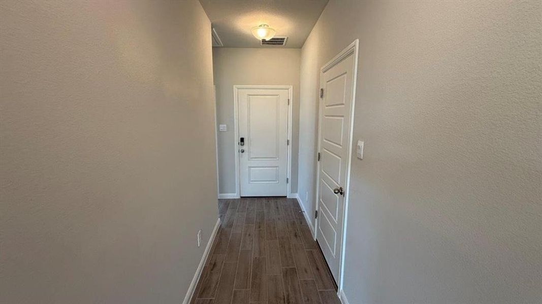 Spacious, unfurnished interior of a new home in Saratoga, Granbury (Image 16).