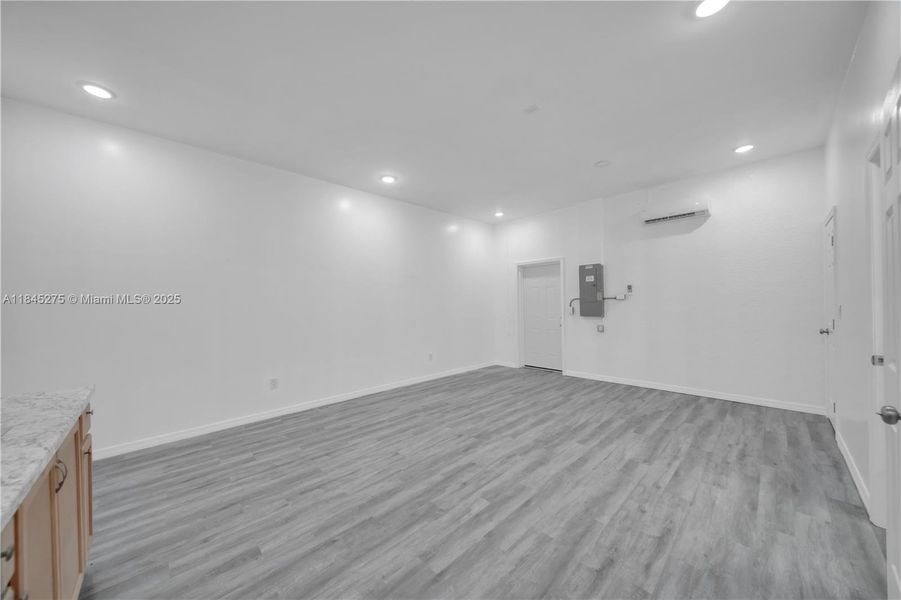 Spacious, unfurnished interior of a new home in , Lehigh Acres (Image 14).