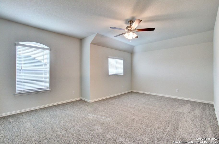 Spacious, unfurnished interior of a new home in Veranda, San Antonio (Image 27).