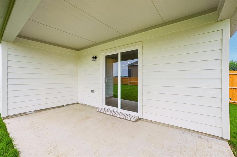 Exterior details and patio area of a home in Middlefield Village, Dallas (Image 22).