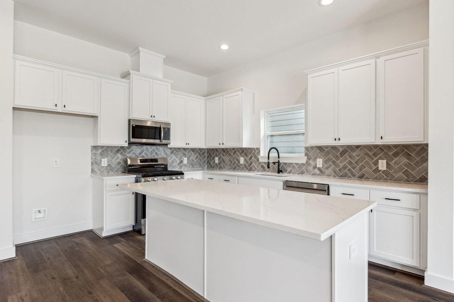 Quartz countertops and a large island space perfect for entertaining! Quartz countertops and a large island space perfect for entertaining!