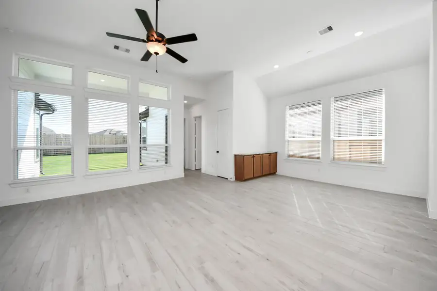 Spacious, unfurnished interior of a new home in Beacon Point, Texas City (Image 33).