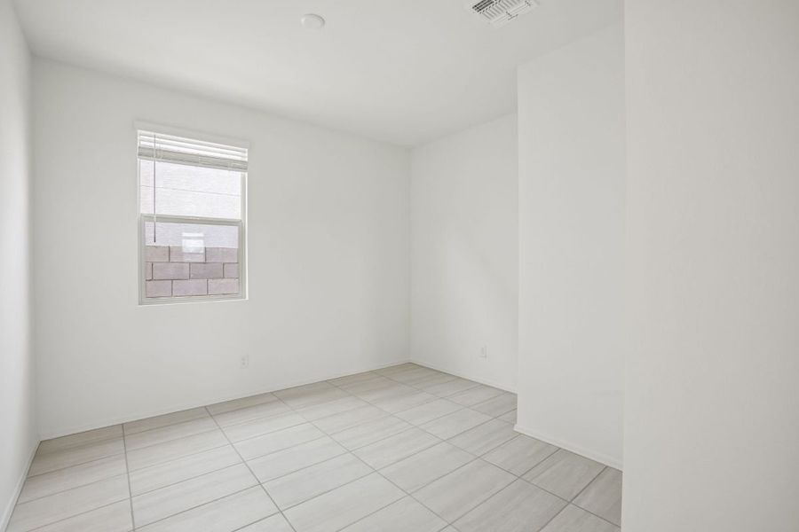 Spacious, unfurnished interior of a new home in Bella Camino Traditions, San Tan Valley (Image 5).