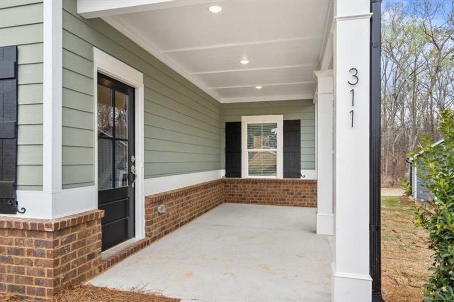 Exterior details and patio area of a home in , Athens (Image 30).
