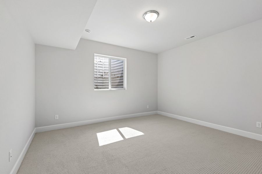 Spacious, unfurnished interior of a new home in Sterling Ranch, Littleton (Image 29).