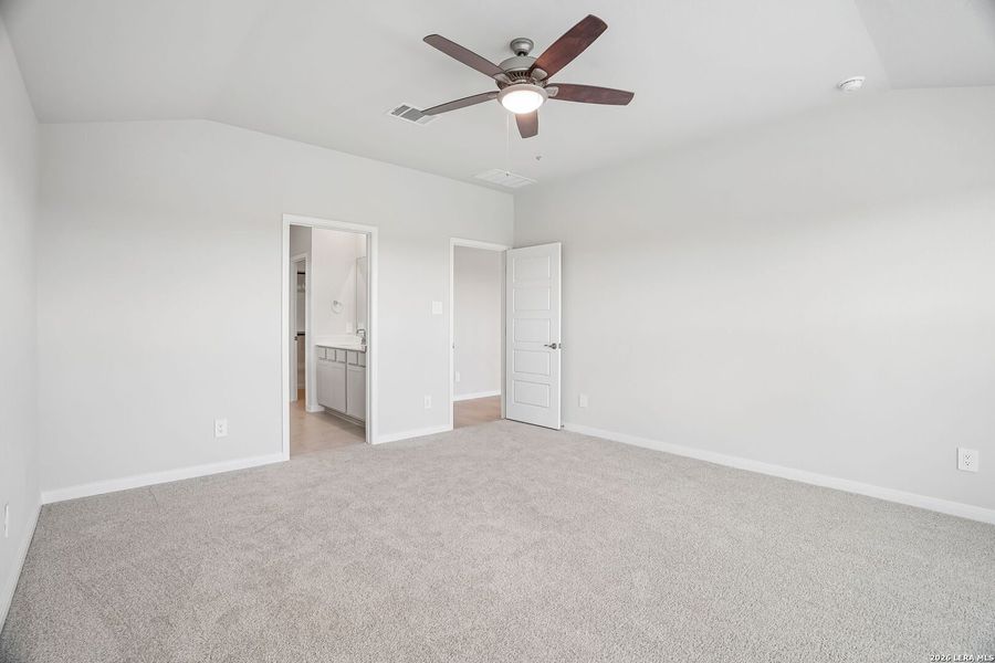 Spacious, unfurnished interior of a new home in Carmel Ranch, Schertz (Image 19).