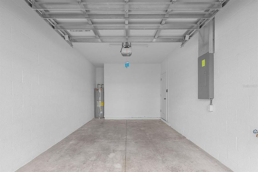 Spacious, unfurnished interior of a new home in , Bradenton (Image 8).