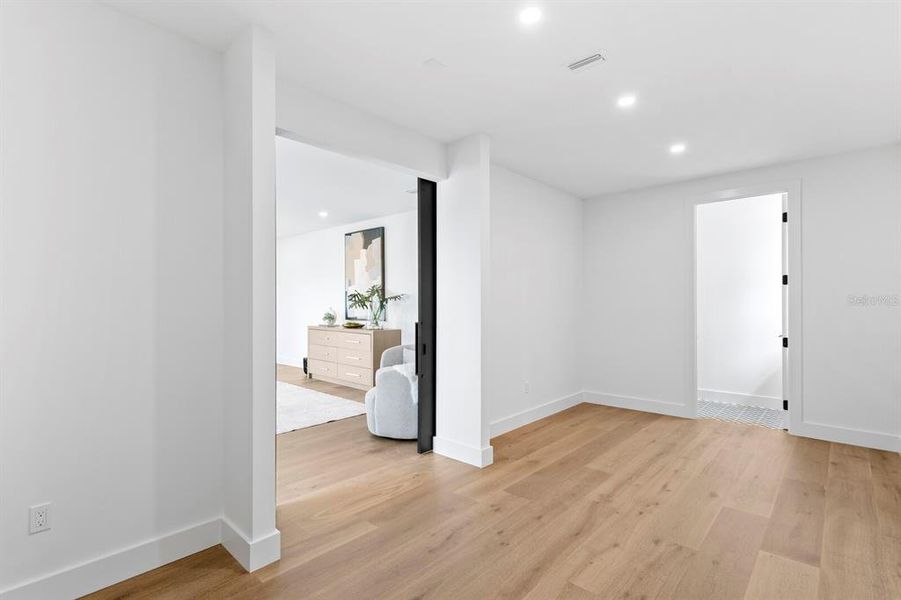 Spacious, unfurnished interior of a new home in , Tampa (Image 24).
