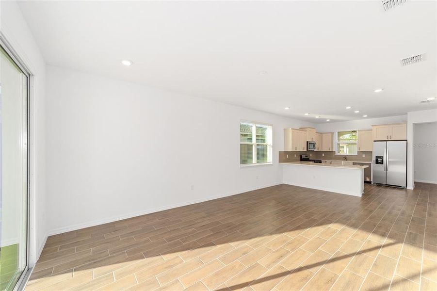 Spacious, unfurnished interior of a new home in , Ocala (Image 16).