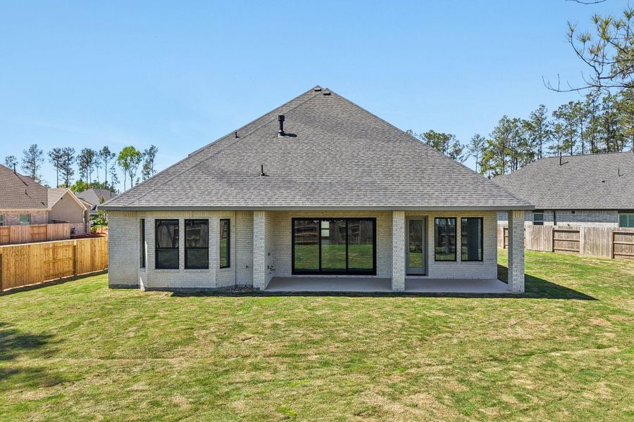 Exterior details and patio area of a home in Evergreen 60', Conroe (Image 25).
