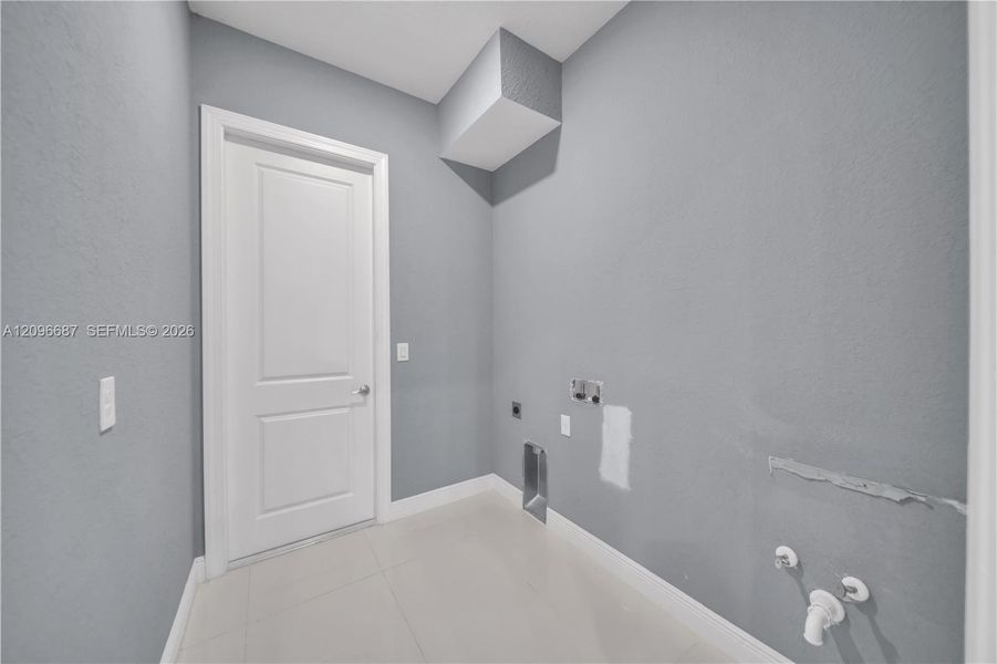 Spacious, unfurnished interior of a new home in , Lehigh Acres (Image 25).