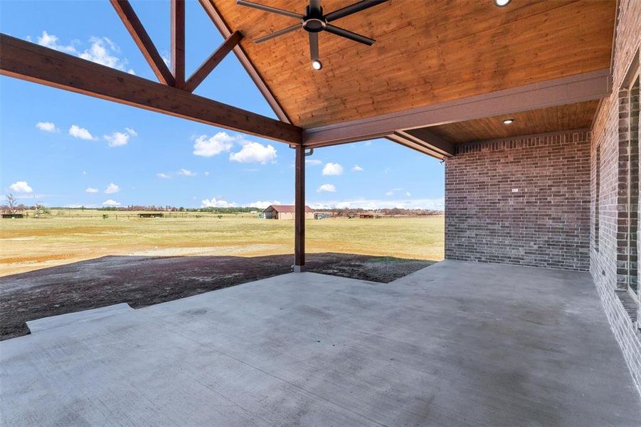 Exterior details and patio area of a home in , Tolar (Image 4).