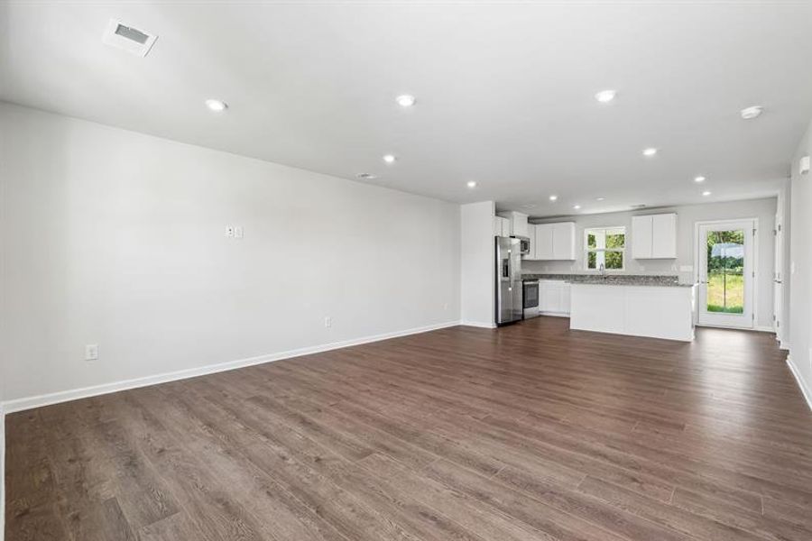 Spacious, unfurnished interior of a new home in Somerset, Santee (Image 9).