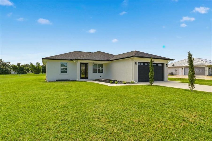 Exterior details and patio area of a home in , Sebring (Image 4).