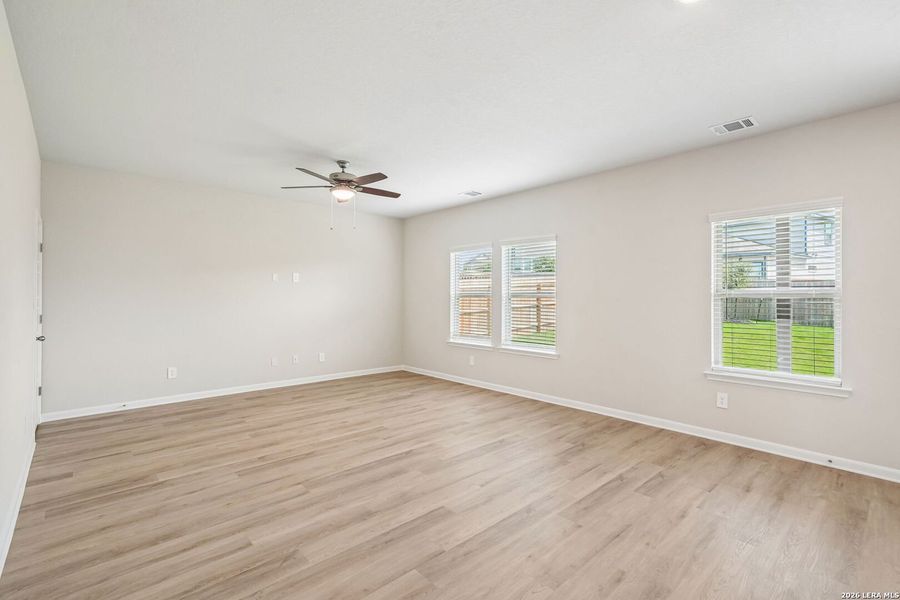 Spacious, unfurnished interior of a new home in Arcadia Ridge - Premier Series, San Antonio (Image 20).