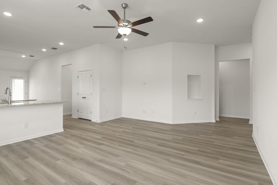 Spacious, unfurnished interior of a new home in Village at Three Oaks, Seguin (Image 24).