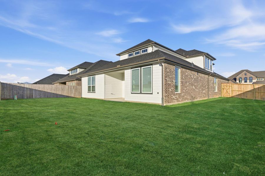 Exterior details and patio area of a home in , League City (Image 24).