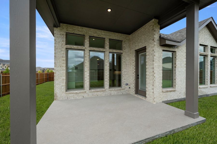 Exterior details and patio area of a home in Ridgepoint, Midlothian (Image 3).