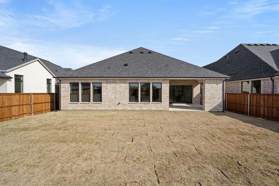 Exterior details and patio area of a home in Viridian Elements, Arlington (Image 23).
