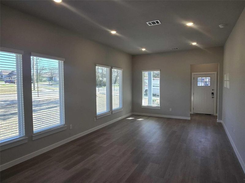 Spacious, unfurnished interior of a new home in , Denison (Image 8).