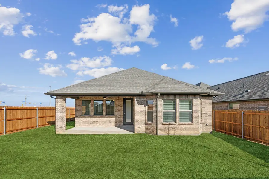 Exterior details and patio area of a home in Summer Crest, Fort Worth (Image 3).
