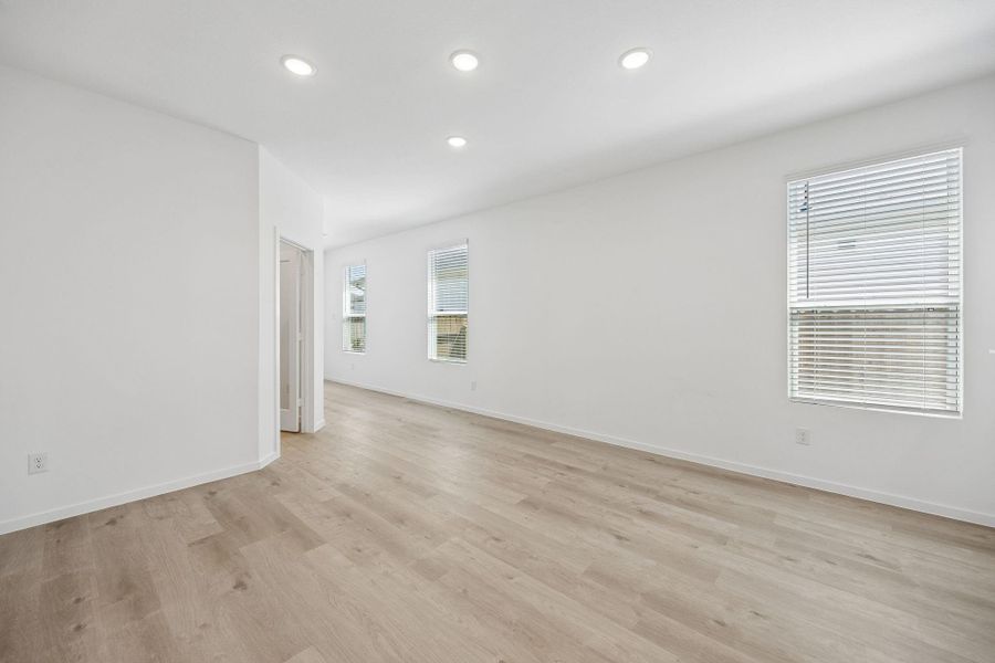 Spacious, unfurnished interior of a new home in Stokesbury, Waller (Image 15).