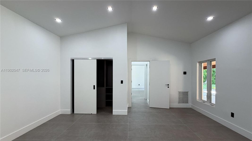 Spacious, unfurnished interior of a new home in , Palmetto Bay (Image 20).