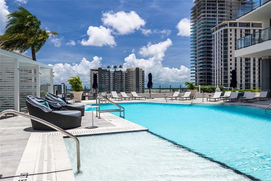 Condo located in St. Petersburg, FL showcasing its design and architecture (Image 30).