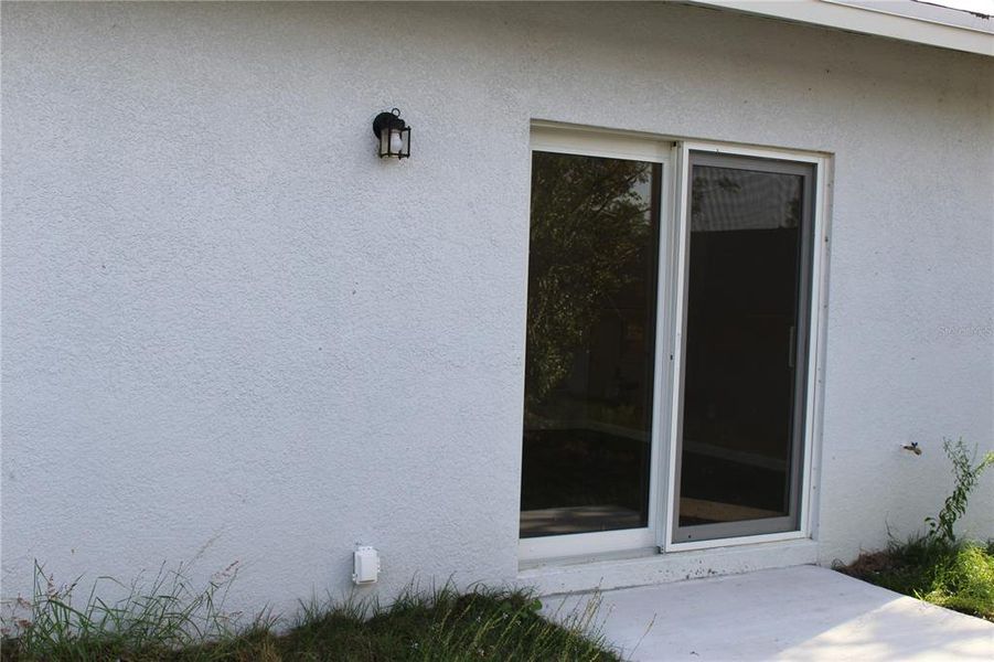 Exterior details and patio area of a home in , Haines City (Image 13).