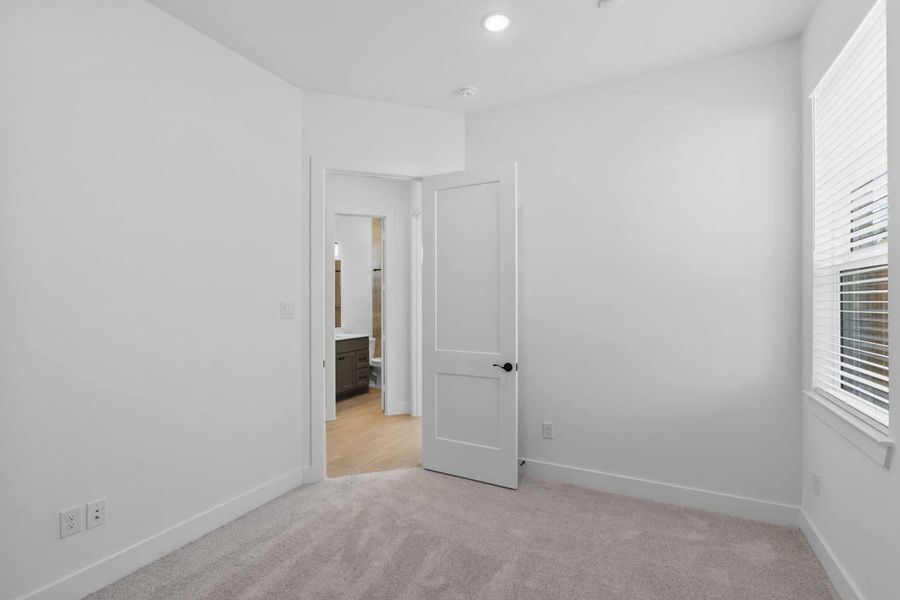 Spacious, unfurnished interior of a new home in Evergreen, Conroe (Image 20).