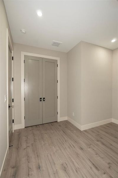 Spacious, unfurnished interior of a new home in , Tampa (Image 35).