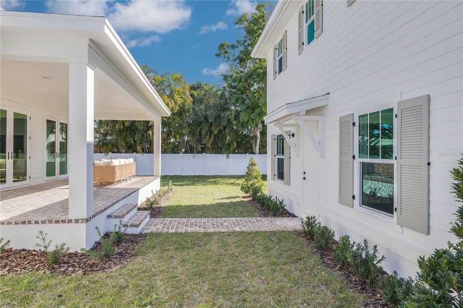 Exterior details and patio area of a home in , St. Petersburg (Image 3).