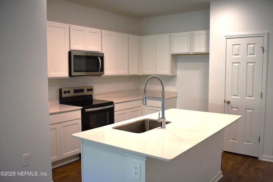 Furnished interior view inside a new home in Old Kings Trail, Jacksonville (Image 15).