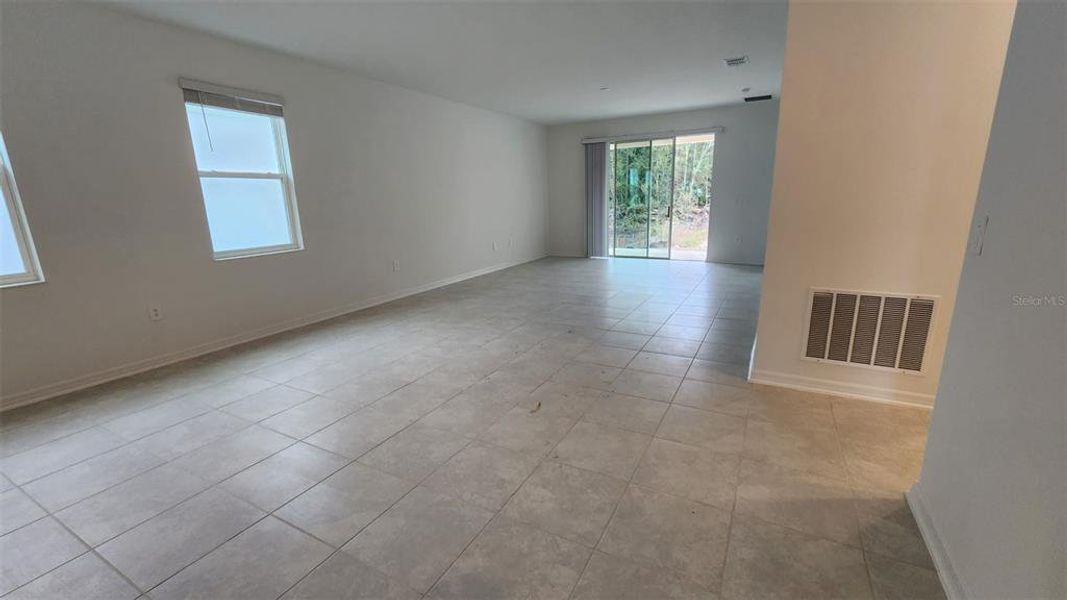 Spacious, unfurnished interior of a new home in Knightsbridge, Kissimmee (Image 10).