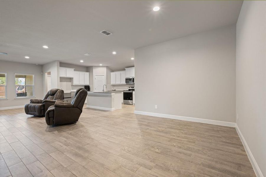 Spacious, unfurnished interior of a new home in The Parks of Alvarado, Alvarado (Image 18).