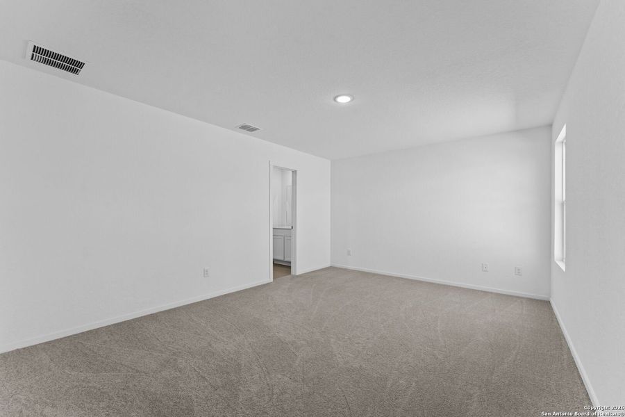 Spacious, unfurnished interior of a new home in Friendship Oaks, Fredericksburg (Image 16).