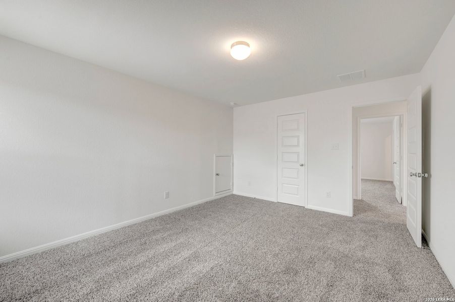 Spacious, unfurnished interior of a new home in Mesquite Ridge, San Antonio (Image 21).