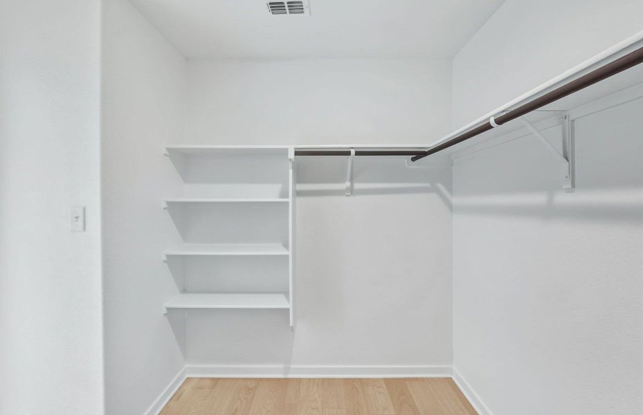 Spacious, unfurnished interior of a new home in Sunfield, Buda (Image 14).