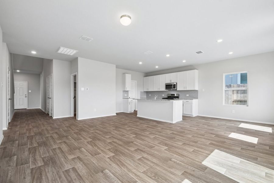 Spacious, unfurnished interior of a new home in Cloverleaf, Austin (Image 11).