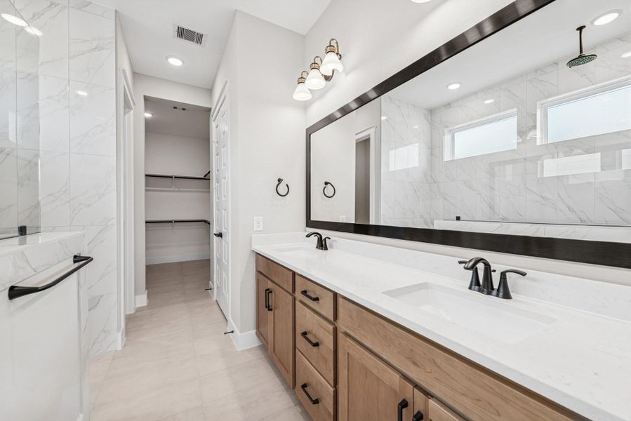 Furnished interior view inside a new home in The Highlands 40', Porter (Image 22).