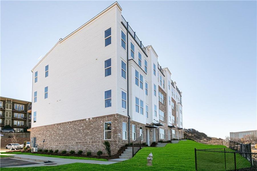 Condo located in Atlanta, GA showcasing its design and architecture (Image 4). Condo located in Atlanta, GA showcasing its design and architecture (Image 4).