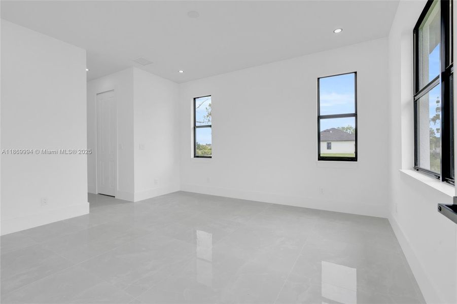 Spacious, unfurnished interior of a new home in , Lehigh Acres (Image 13).