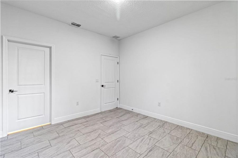 Spacious, unfurnished interior of a new home in , Citrus Springs (Image 27).