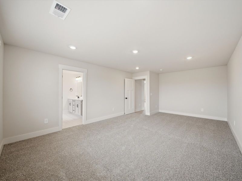 Spacious, unfurnished interior of a new home in Ashby Woods, Boiling Springs (Image 14).