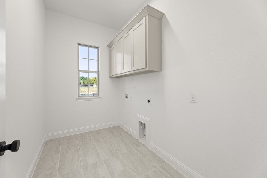 Representative unfurnished interior of a home built from the Hadley by Windsor Homes in Winding Creek, Rockwall (Image 22).