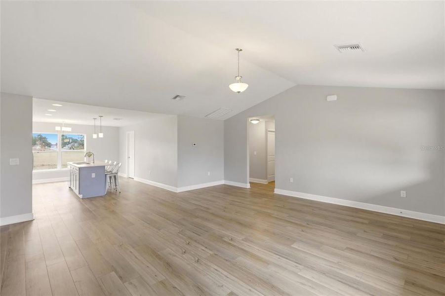 Spacious, unfurnished interior of a new home in , Sebring (Image 18).