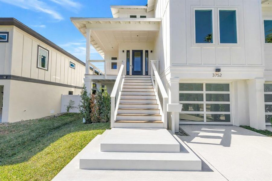 Exterior details and patio area of a home in , St. Petersburg (Image 34).