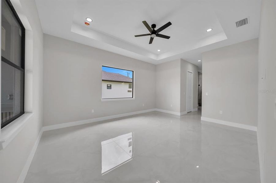 Spacious, unfurnished interior of a new home in , Lehigh Acres (Image 15).
