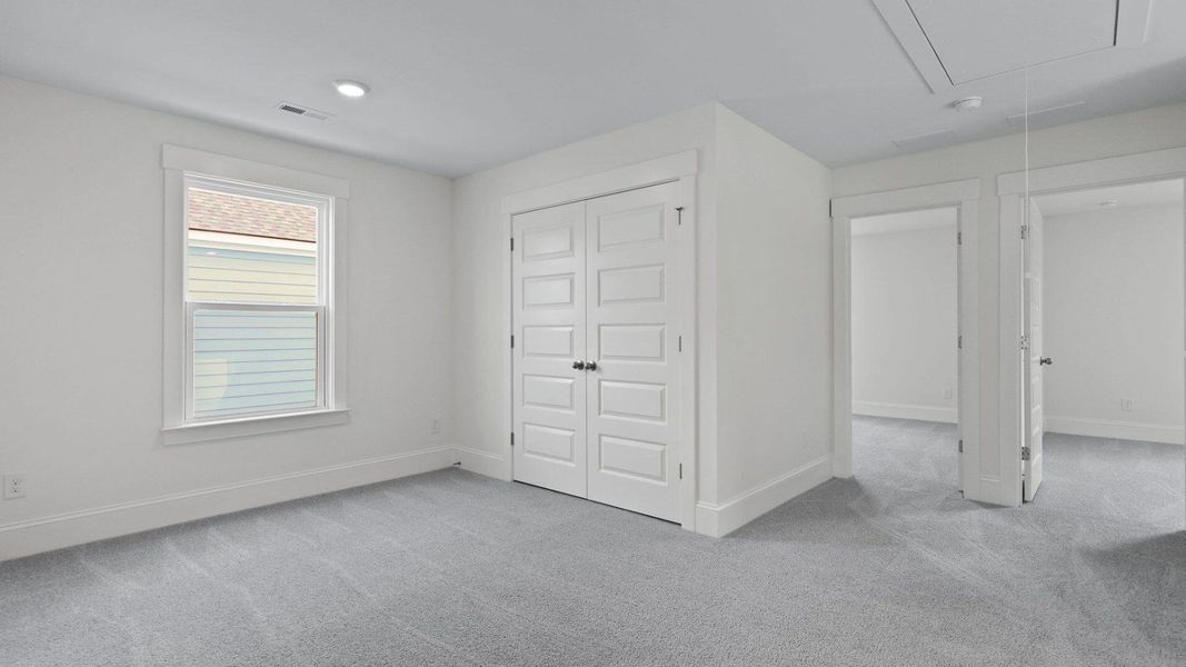 Spacious, unfurnished interior of a new home in Sheep Island, Summerville (Image 25).