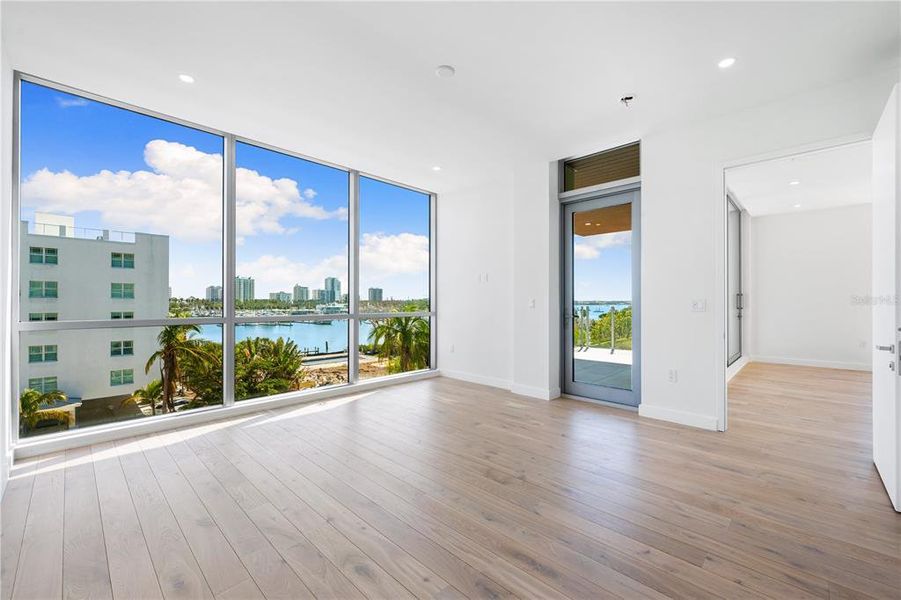 Spacious, unfurnished interior of a new home in , Sarasota (Image 26).